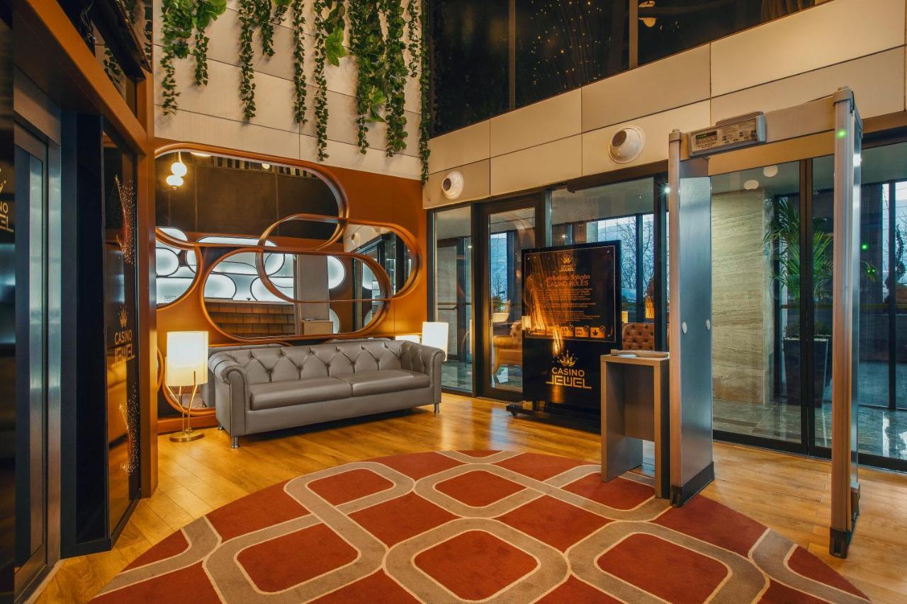 Royal Tulip Hotel & Casino, Tbilisi Exterior foto The lobby of the hotel