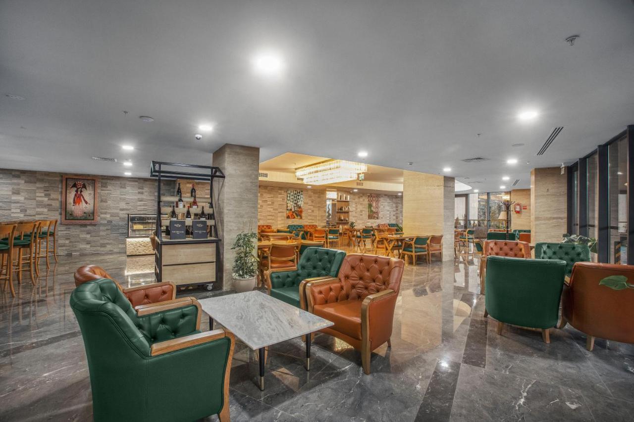 Royal Tulip Hotel & Casino, Tbilisi Exterior foto The lounge at the airport