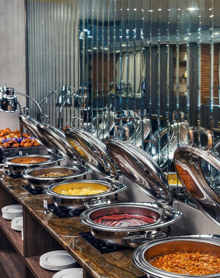 Royal Tulip Hotel & Casino, Tbilisi Exterior foto A buffet at a hotel